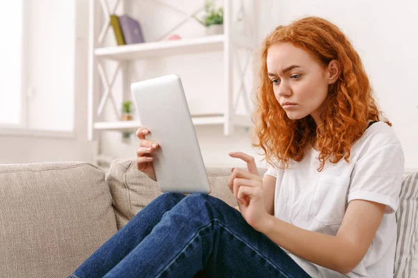 Evde bir tablet ile genç kız — Stok fotoğraf