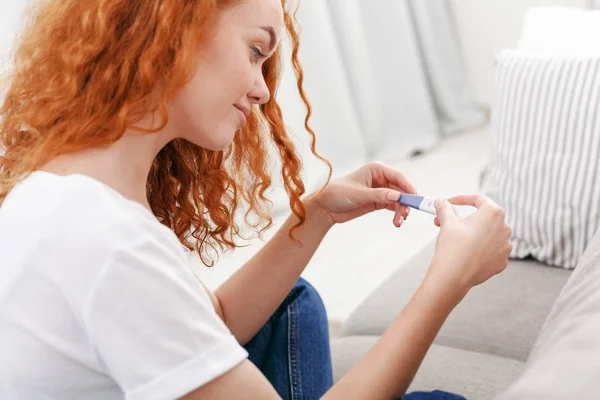 Worried girl reading the results of her pregnancy test — Stock Photo, Image