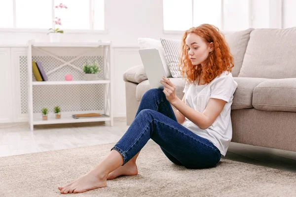 Meisje met een Tablet PC thuis — Stockfoto