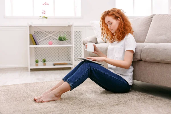 Meisje met een Tablet PC thuis — Stockfoto