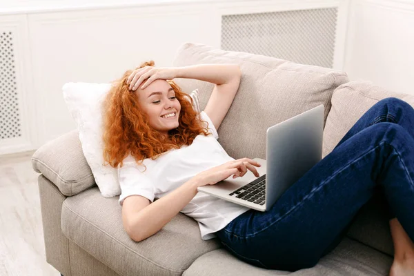 Молода дівчина використовує ноутбук вдома — стокове фото