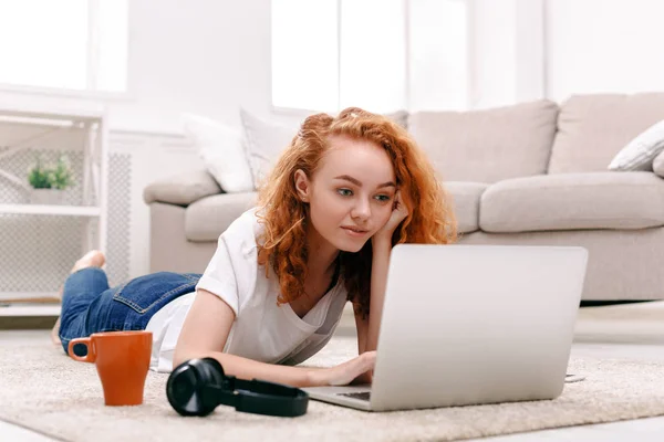 Ragazza studente premuroso utilizzando il computer portatile — Foto Stock