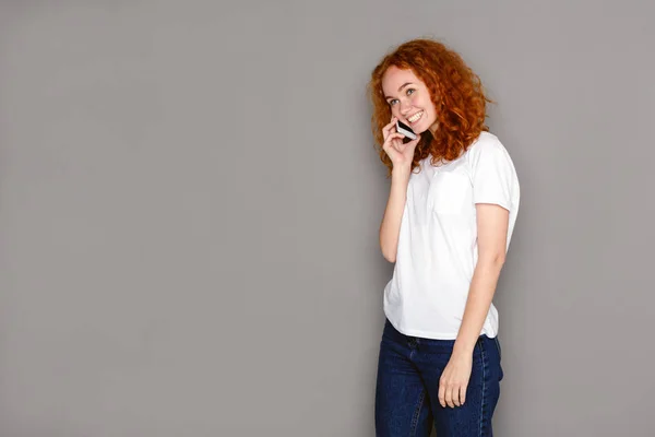 Mooie vrouw praten over telefoon smiling — Stockfoto