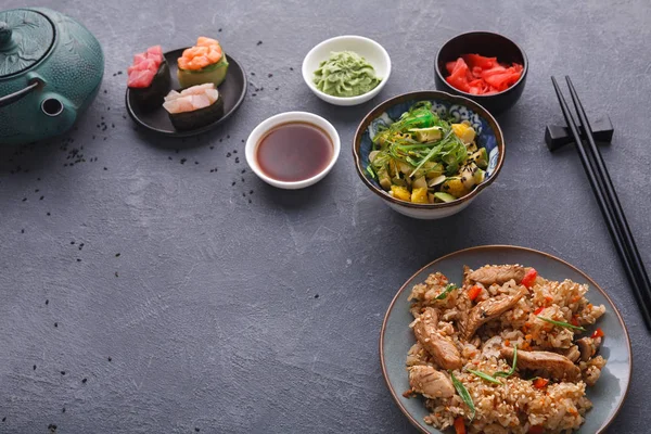 Podává tabulka s asijskou kuchyní pozadím s kopií prostor — Stock fotografie