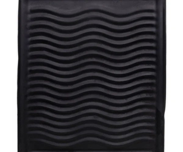 Leere rustikale schwarze Steinplatte mit gewellter Textur isoliert auf weißem Hintergrund — Stockfoto