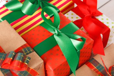 Renkli kağıt modern el yapımı hediyeler kırmızı, yeşil saten şerit yay ile dekore edilmiştir. Kırpma, portre