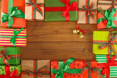 Yaratıcı Noel hediye kutuları ahşap arka plan üzerinde bir sürü