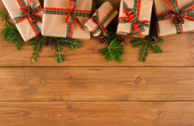 Ahşap arka plan üzerinde herhangi bir tatil için renkli mevcut kutuları