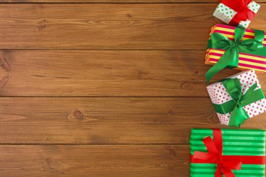 Ahşap arka plan üzerinde herhangi bir tatil için renkli mevcut kutuları