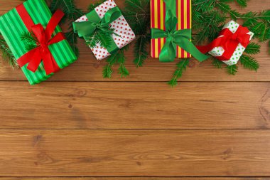 Ahşap arka plan üzerinde herhangi bir tatil için renkli mevcut kutuları