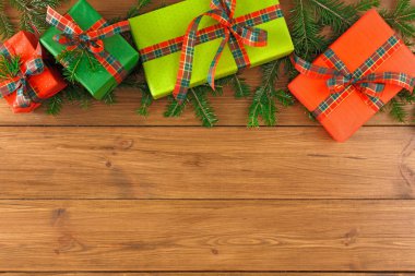 Ahşap arka plan üzerinde herhangi bir tatil için renkli mevcut kutuları