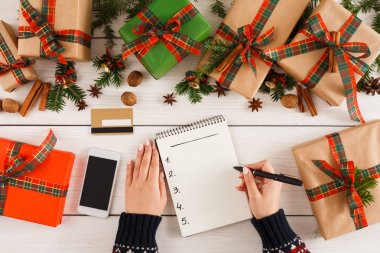 Beyaz ahşap masa arka plan üzerinde Noel dilek listesi