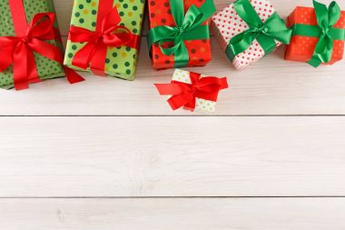 Noel hediye kutuları, ahşap masa arka plan üzerinde Üstten Görünüm.