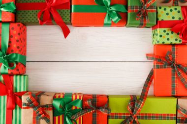 Yaratıcı Noel hediye kutuları ahşap arka plan üzerinde bir sürü