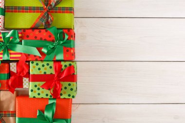 Noel hediye kutuları, ahşap masa arka plan üzerinde Üstten Görünüm.