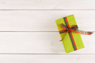 Xmas hediye kutusu beyaz ahşap masa üzerinde. Kopya alanı ile Üstten Görünüm