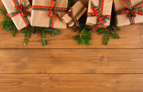 Ahşap arka plan üzerinde herhangi bir tatil için renkli mevcut kutuları