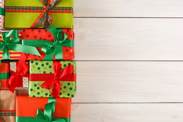 Noel hediye kutuları, ahşap masa arka plan üzerinde Üstten Görünüm.