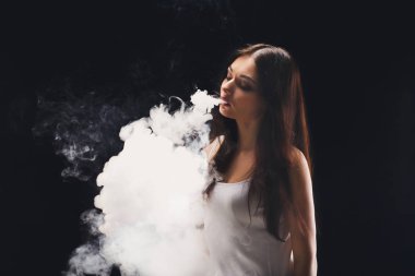 Genç kadın vaping e-sigara dumanlı siyah