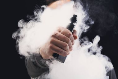 Vaping e-sigara duman siyah ile genç adam
