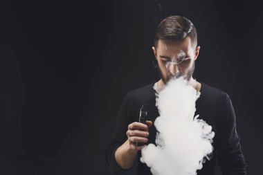 Vaping e-sigara duman siyah ile genç adam