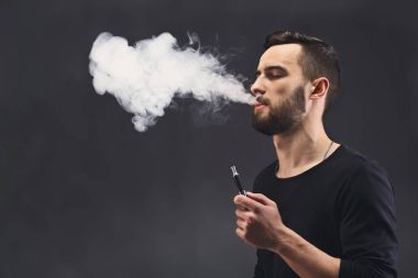 Vaping e-sigara duman siyah ile genç adam