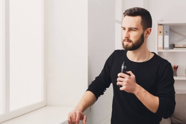 Vaping e-sigara beyaz genç adam