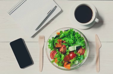 Sağlıklı bir iş öğle yemeği aperatif ofis, sebze salata kasesi