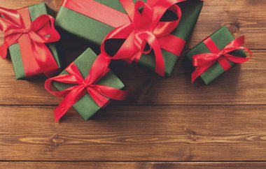 Ahşap çerçeve arka plan üzerinde hediye kutuları sunar