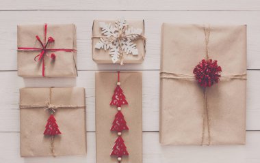 Hediye kutuları üstten görünüm Beyaz ahşap üzerine