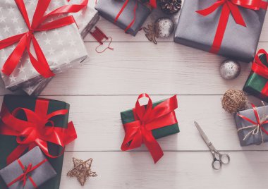 Hediye. Modern Noel hediyesi kutularına ambalaj