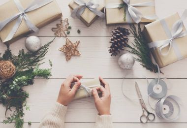 Yaratıcı hobi. Modern el yapımı Noel hediyesi kutu yapma