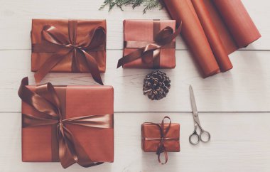 Beyaz ahşap zemin üzerinde Noel hediyesi kutularının Üstten Görünüm