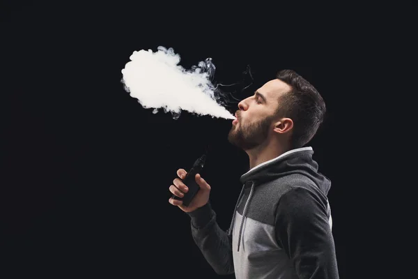 젊은이에 검은 연기와 함께 vaping 전자 담배 — 스톡 사진