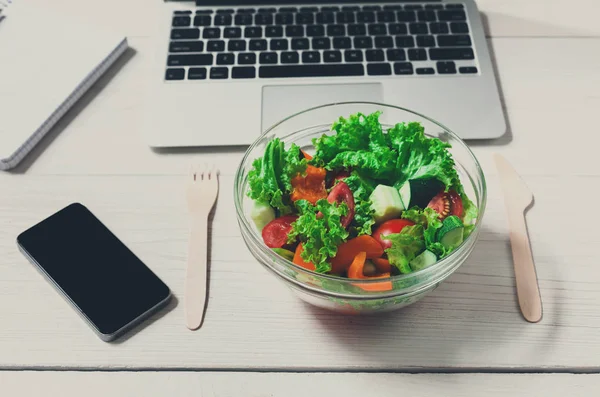 Healthy business lunch snack in office, vegetable salad bowl — Stock Photo, Image