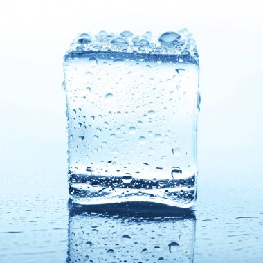 Beyaz üzerine yansıması ile şeffaf buzlu