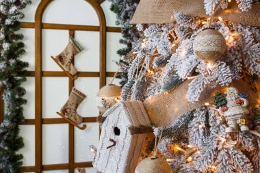 Güzel Noel ağacı ışıkları parlayan süslenmiş