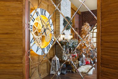 Noel iç çam ağacı ve aynada yansıtan şömine ile rahat