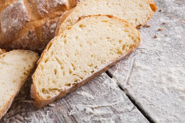 Fırın kavramı. Dilimlenmiş beyaz ekmek arka plan bol