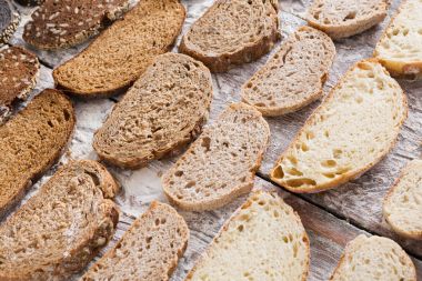 Fırın kavramı. Dilimlenmiş ekmek arka plan bol