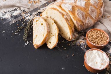 Fırın kavramı. Dilimlenmiş ekmek arka plan bol