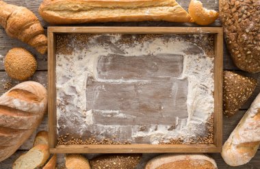 Ekmek fırın arka plan. Kahverengi ve beyaz buğday tahıl somun comp