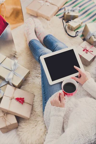 Tablet, üstten görünüm ile online alışveriş kadın