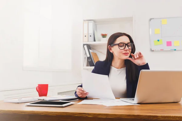 Mujer de negocios leyendo documento en escritorio de oficina — Foto de Stock