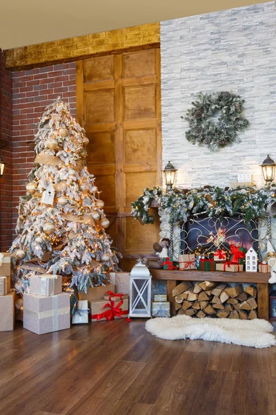 Cozy christmas interior with fir tree and fireplace — Stock Photo, Image