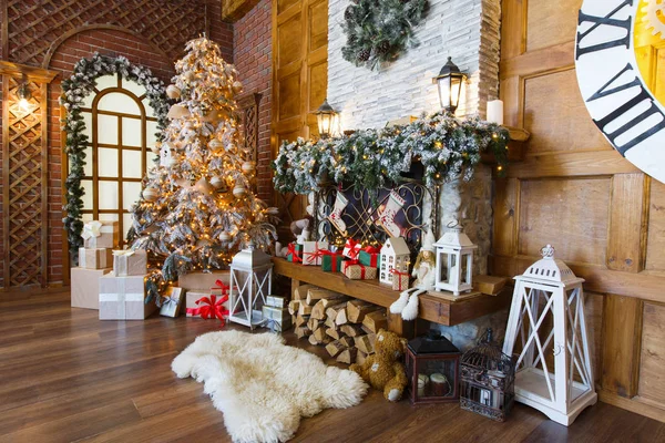 Уютный рождественский интерьер с елкой и камином — стоковое фото