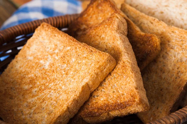 Frühstück Hintergrund, Toasts auf karierter Serviette Nahaufnahme — Stockfoto