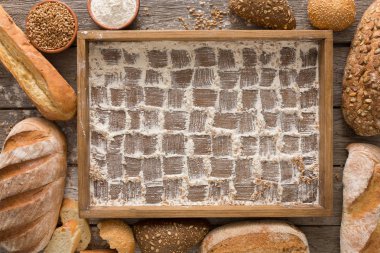 Ekmek fırın arka plan. Kahverengi ve beyaz buğday tahıl somun, che