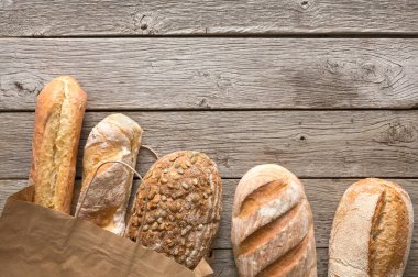 Ekmek fırın arka plan. Kahverengi ve beyaz buğday tahıl somun comp