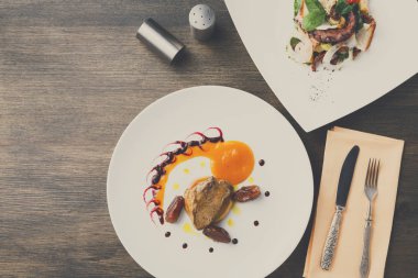 Kavrulmuş kaz ciğeri tarihi meyve ve elma ile